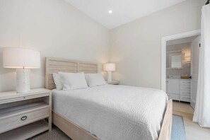 3 bedrooms, free WiFi, bed sheets - New construction close to beaches, ferries and Main St Hyannis RPMS165 (Hyannis)