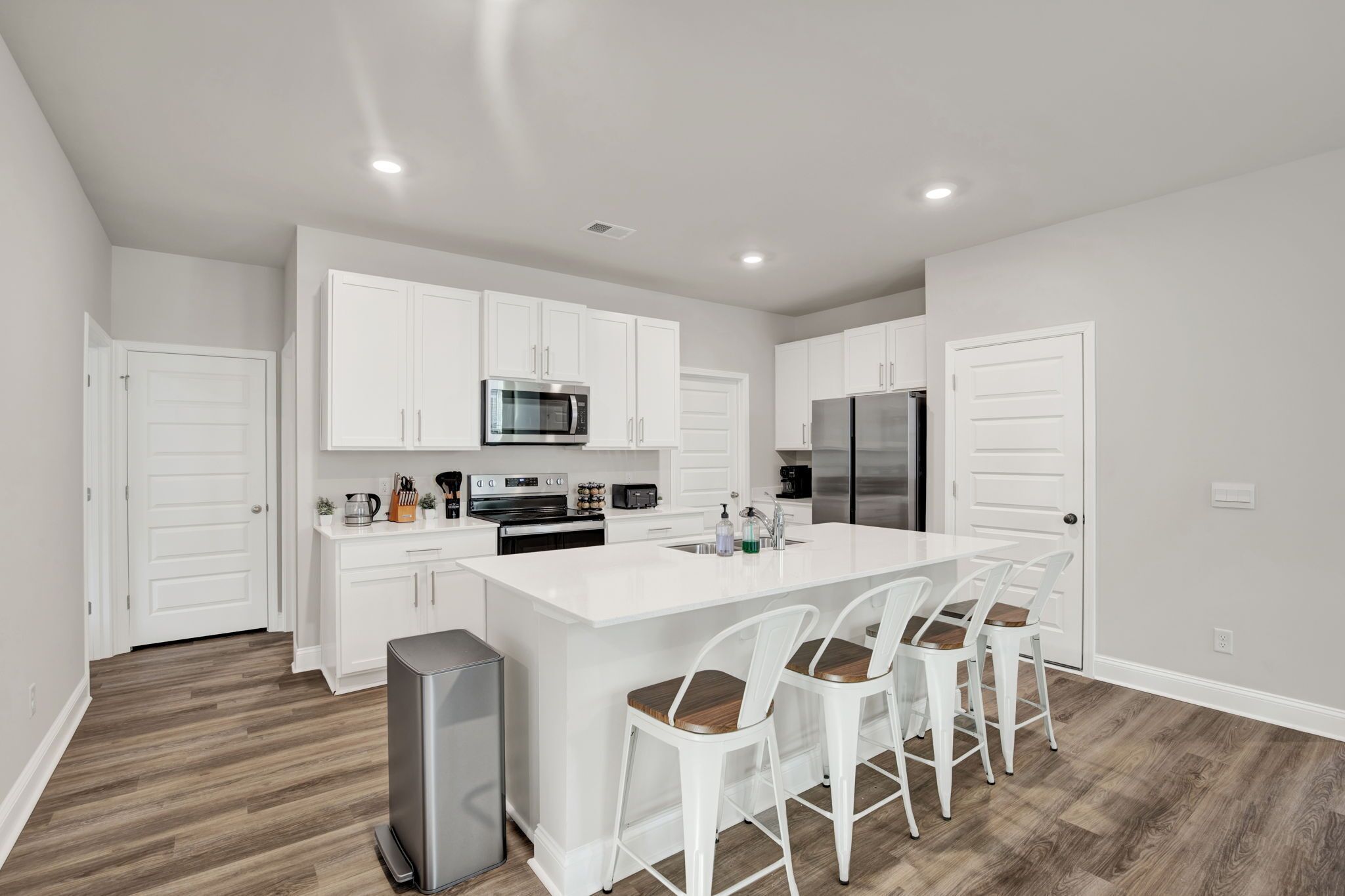 Geladeira, micro-ondas, fogão, cooktop