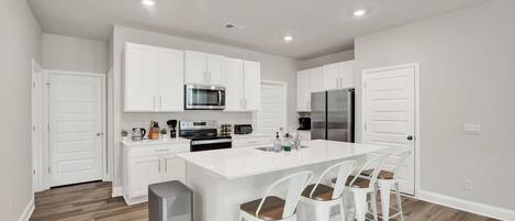 Kühlschrank, Mikrowelle, Ofen, Herdplatte