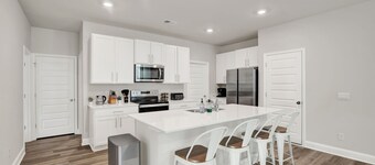 5kings Pool pickle-ball 100"TV + PS5 fishing pond