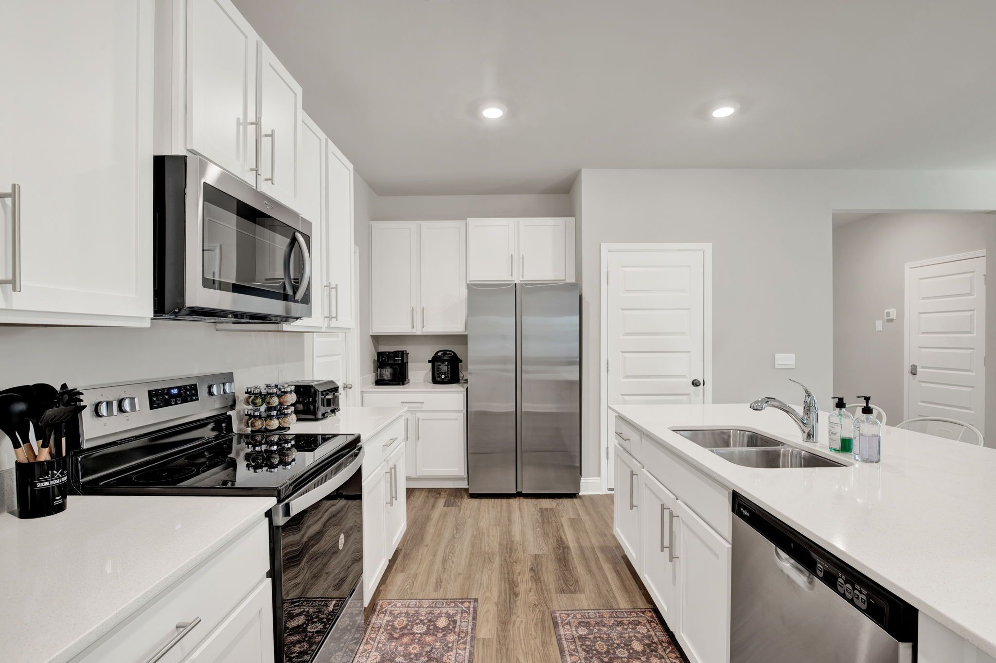 冷蔵庫、電子レンジ、オーブン、コンロ