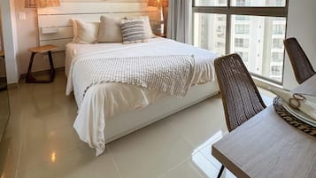 3 habitaciones, tabla de planchar con plancha, wifi y ropa de cama