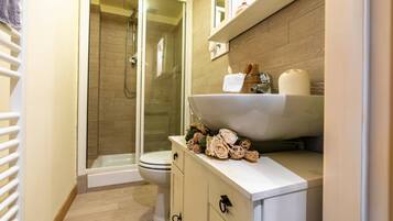 Ducha, secador de pelo, toallas