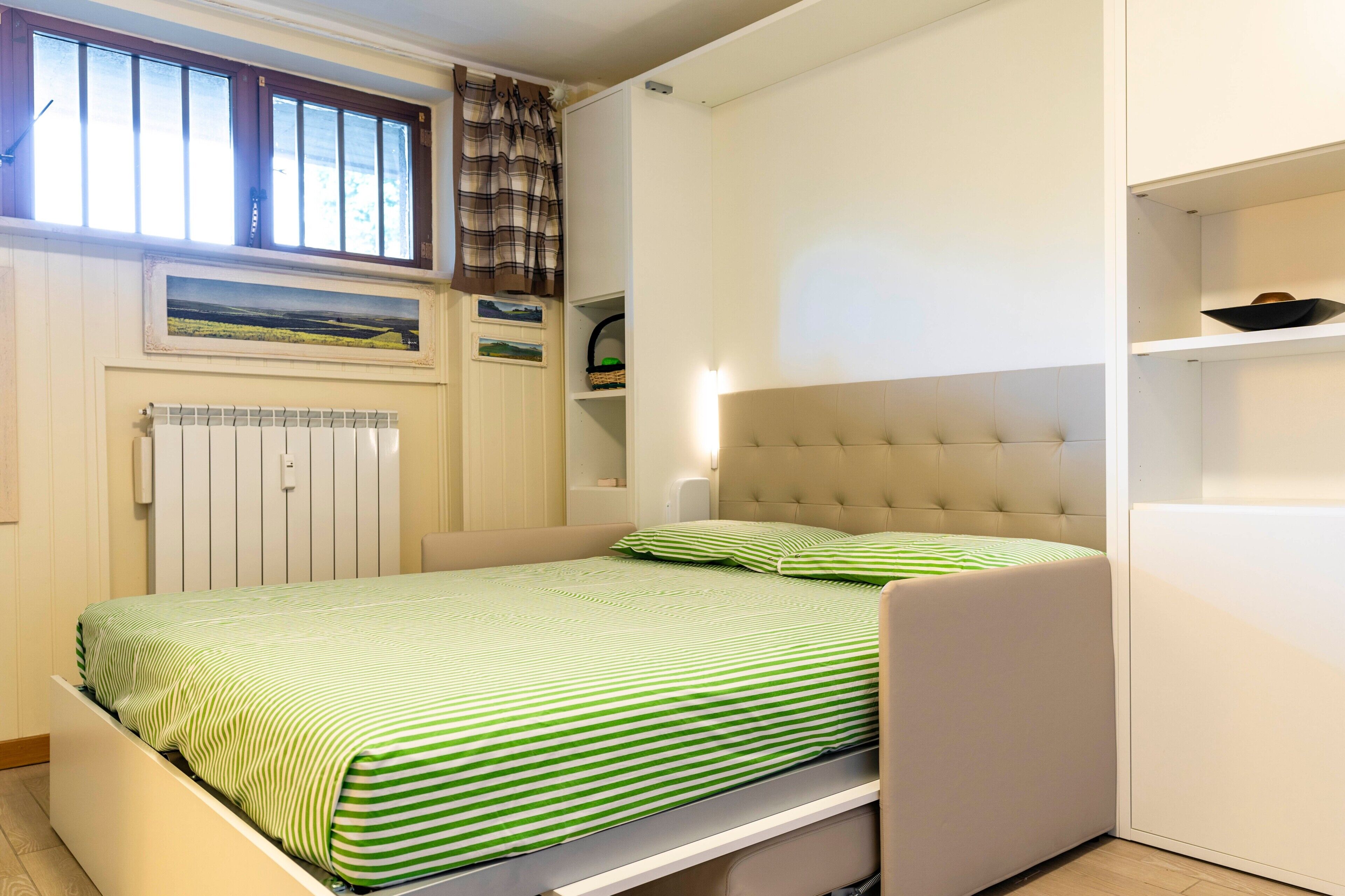 1 habitación, tabla de planchar con plancha y ropa de cama 