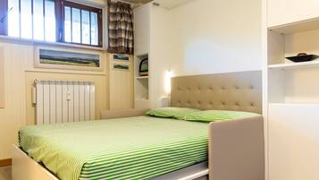 1 habitación, tabla de planchar con plancha y ropa de cama