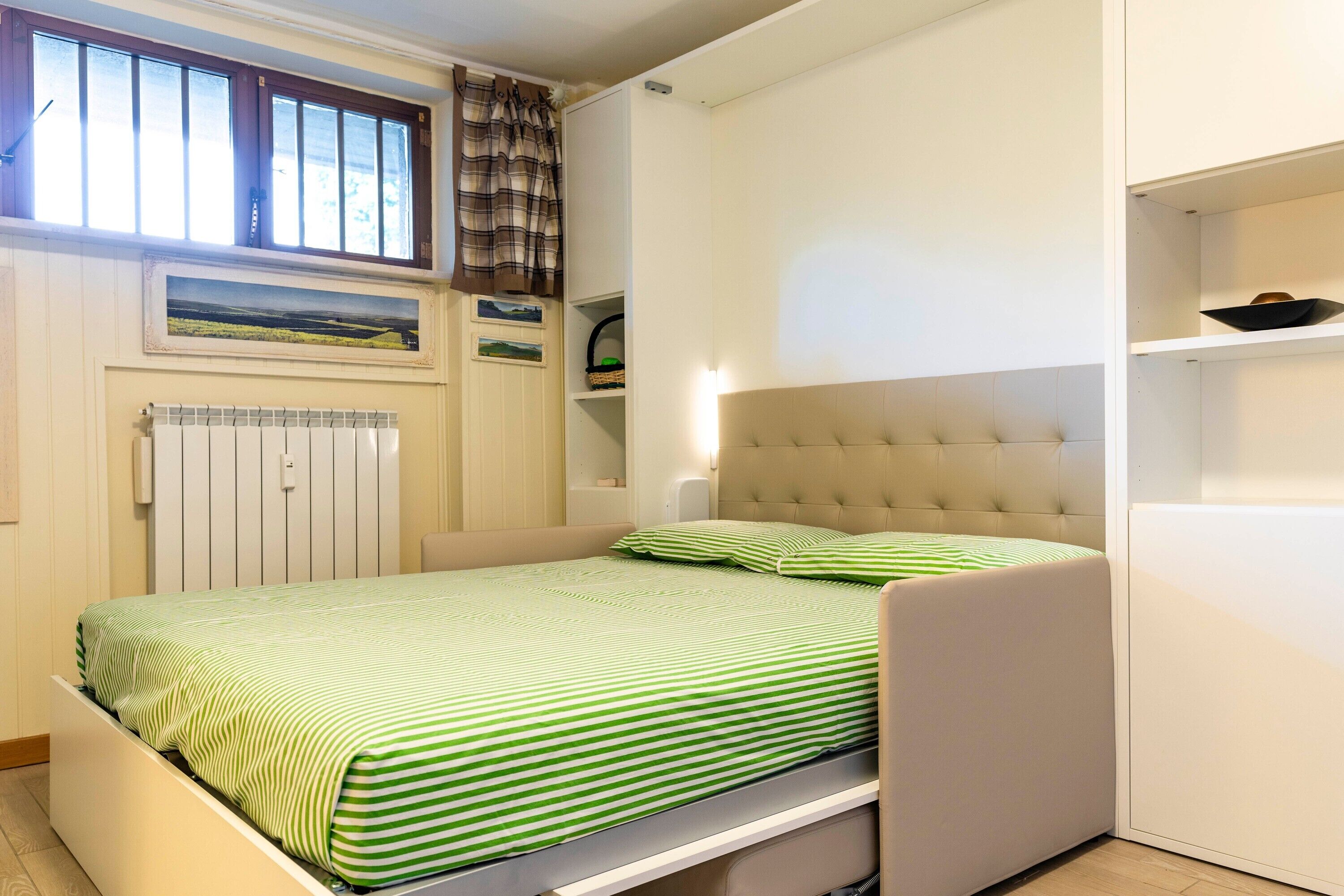 1 slaapkamer, een strijkplank/strijkijzer, beddengoed