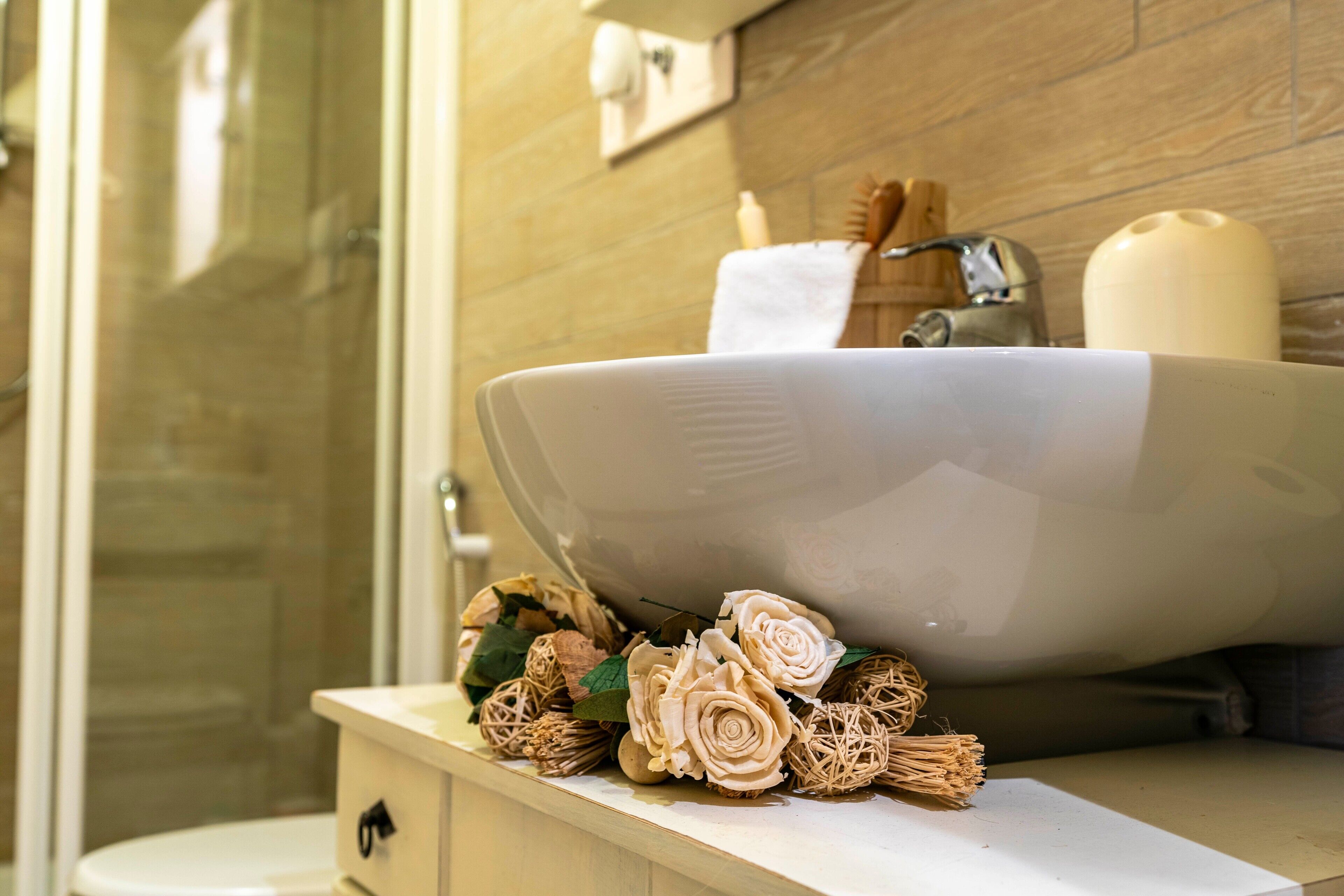 Shower, hair dryer, towels