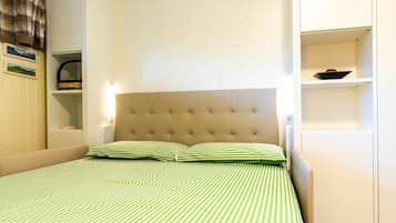 1 slaapkamer, een strijkplank/strijkijzer, beddengoed