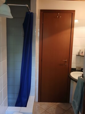 Douche, séchoir à cheveux, serviettes fournies