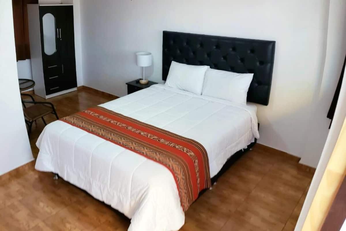 Habitación, baño privado, vistas al patio