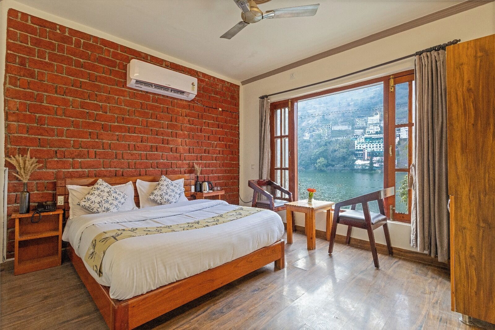 Dobbeltrom – deluxe, utsikt mot innsjø | Wi-fi (inkludert)