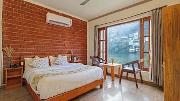 Dobbeltrom – deluxe, utsikt mot innsjø | Wi-fi (inkludert)