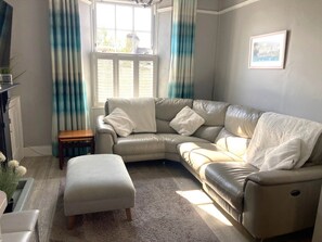 Living area -  Aberdovey- Beautiful Big 4 Bed House - Sea Views - Garden & Free Parking Permit (Aberdyfi)