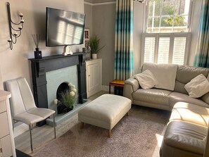 Living area -  Aberdovey- Beautiful Big 4 Bed House - Sea Views - Garden & Free Parking Permit (Aberdyfi)