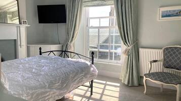 4 bedrooms, iron/ironing board, Internet, bed sheets