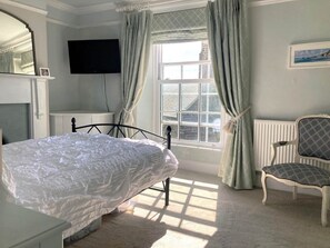 4 bedrooms, iron/ironing board, Internet, bed sheets -  Aberdovey- Beautiful Big 4 Bed House - Sea Views - Garden & Free Parking Permit (Aberdyfi)