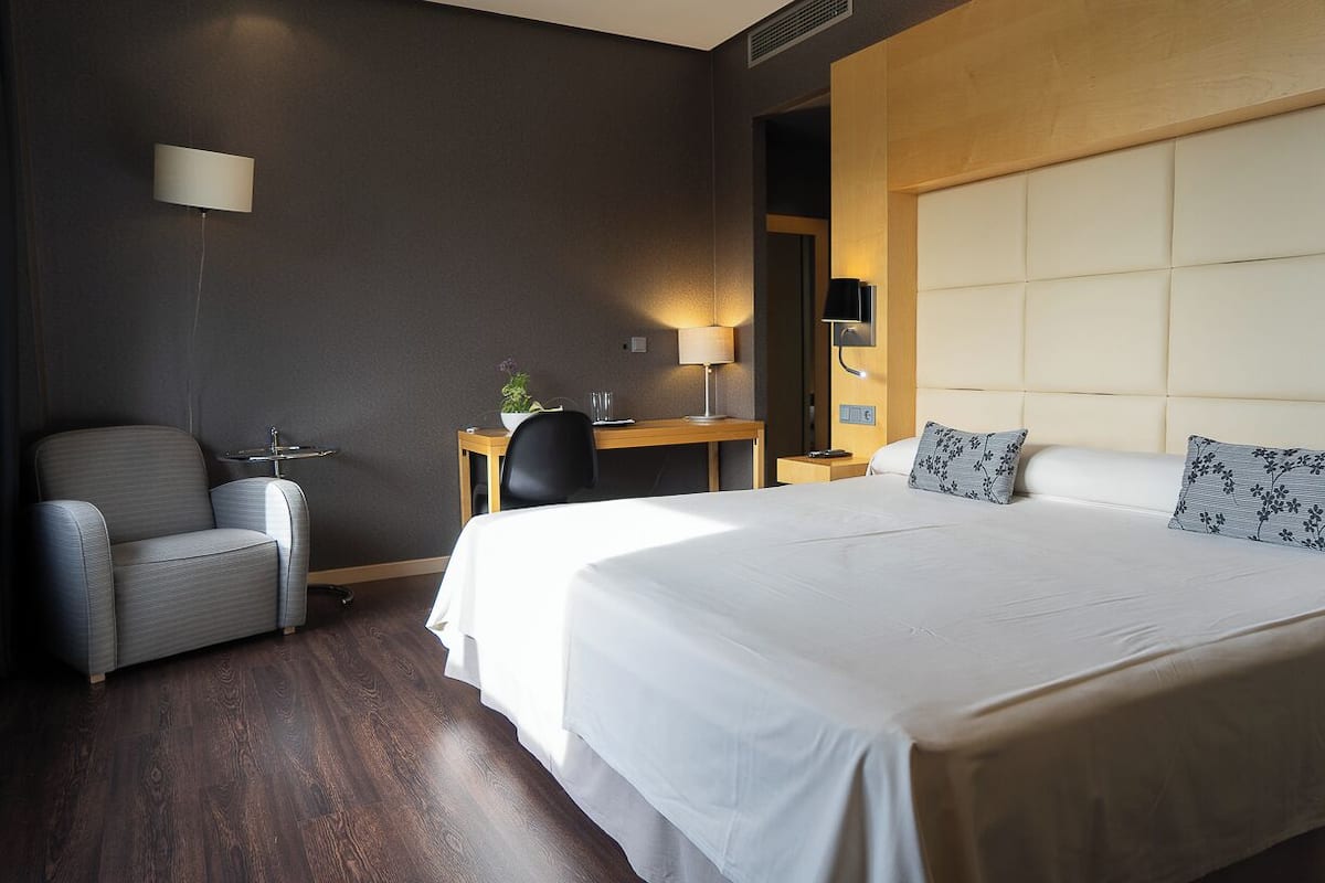 Ropa de cama de alta calidad y minibar 