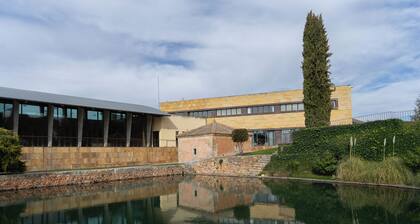 Los Claustros de AyllĂłn