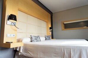 Junior Suite | Premium bedding, minibar, in-room safe, desk - Los Claustros de Ayllón (Ayllón)