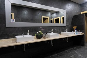 샤워 시설, 헤  어드라이어, 타월, 비누