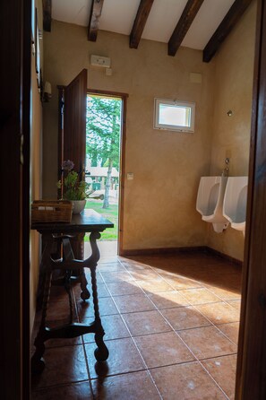 샤워 시설, 헤어드라이어, 타월, 비누