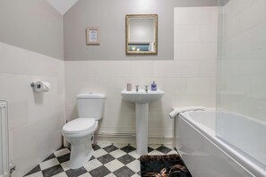 Combined shower/tub, free toiletries, towels, shampoo - Pools Cottage 1 - Game Keepers Cottage (Coventry)