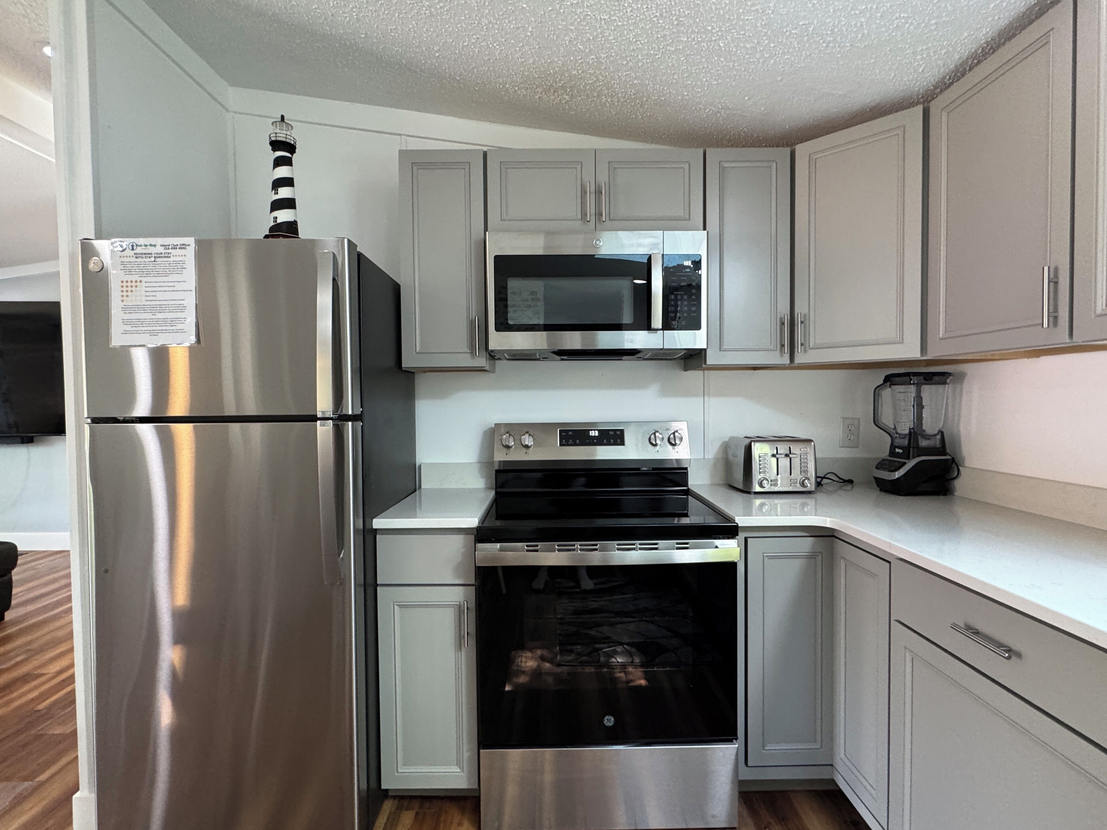 Kjøleskap, mikrobølgeovn, ovn og kokeplater