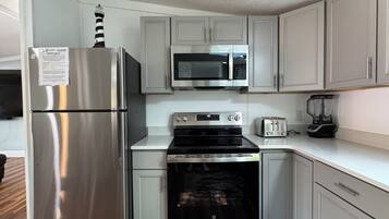 Een koelkast, een microgolfoven, een oven, een kookplaat