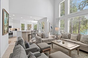 Living area - 3 BR Bayside Sandestin Resort, 6 Seat Golf Cart (Miramar Beach)