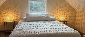 Cabin style guest house. 2 bed 1 bath, full kitchen.