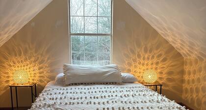 Cabin style guest house. 2 bed 1 bath, full kitchen.