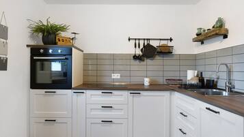 Een koelkast, een microgolfoven, een oven, een kookplaat