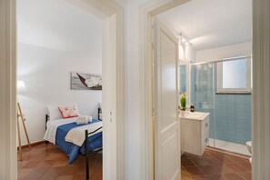 2 slaapkamers, een strijkplank/strijkijzer, wifi, beddengoed