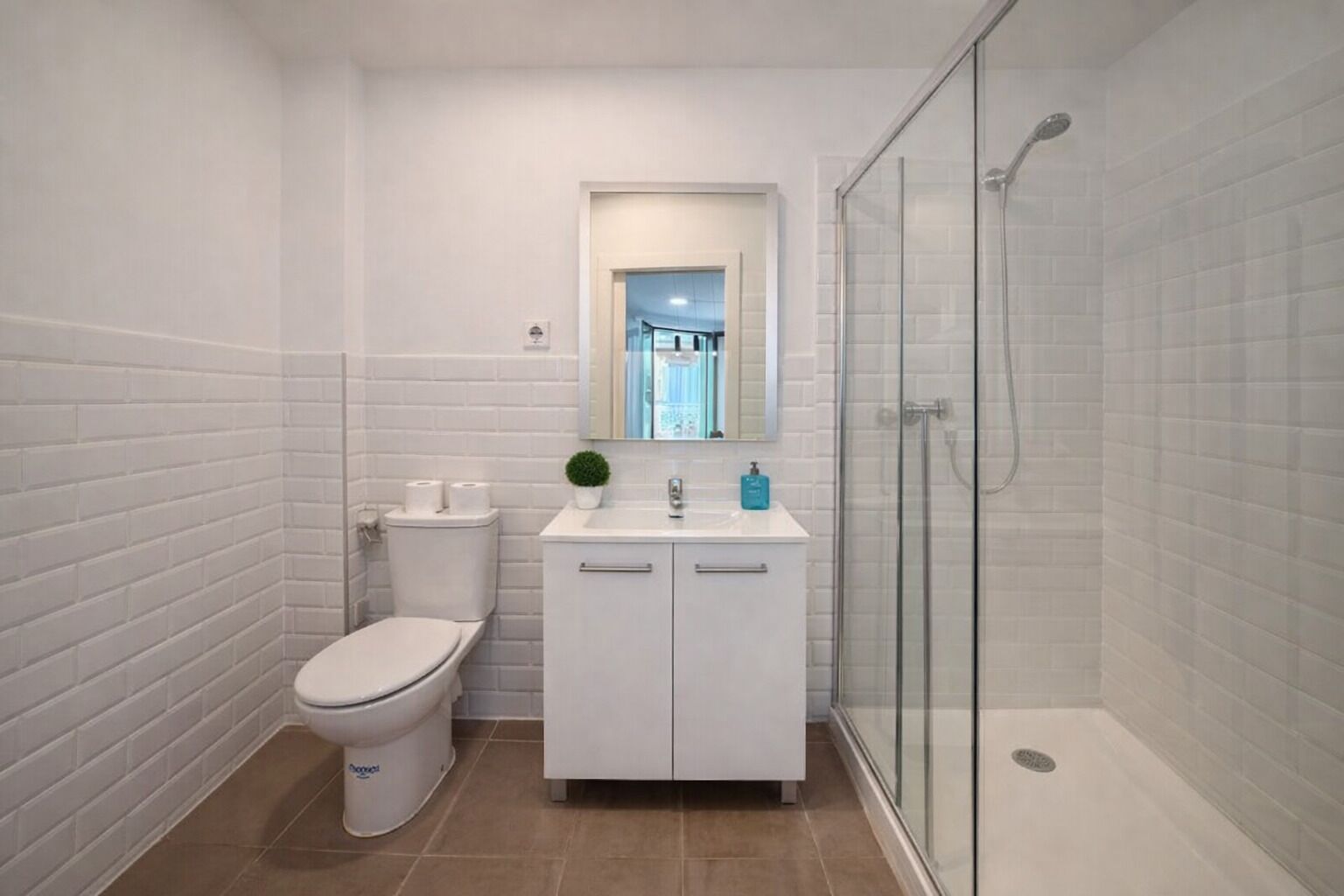 Een douche, een haardroger, handdoeken, zeep