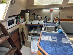 Refrigerador, microondas, parrilla de estufa y cafetera y tetera 