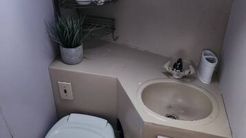 Regadera, toallas, jabón, shampoo