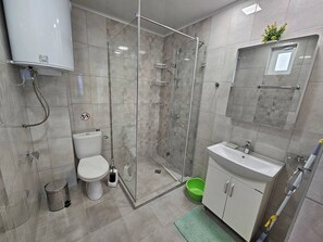 Toallas, jabón, papel higiénico