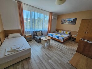 6 habitaciones, tabla de planchar con plancha, wifi y ropa de cama 