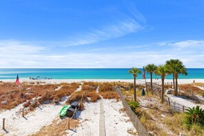 On the beach - Beachfront townhome w/ balcony & ocean views (Panama City Beach)