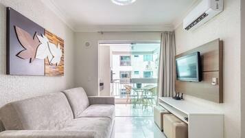 Basic Apartment | Living area