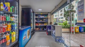 A corridor with beverage dispensers, snack shelves, and a water dispenser. - Apts in Condo w/ Pool and Gym 450m From the Beach - SBH (Bombinhas)