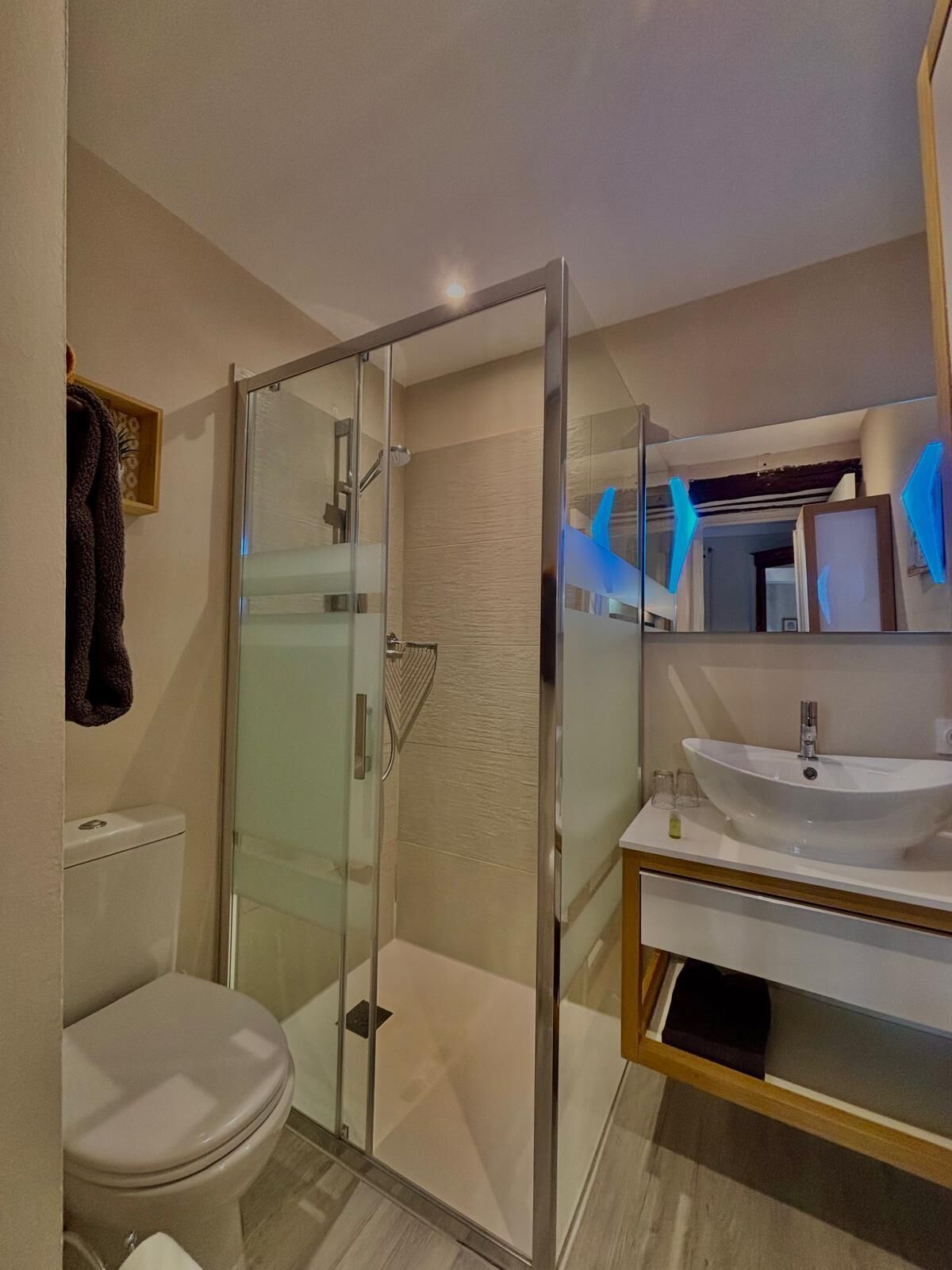Een douche, een haardroger, handdoeken, zeep