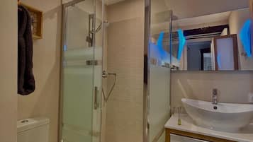Een douche, een haardroger, handdoeken, zeep