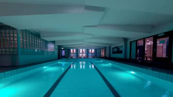 Een binnenzwembad en een verwarmd zwembad