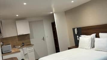 Family Triple Room | Desk, laptop workspace, free WiFi