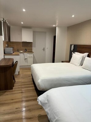 家庭三人房 | 書桌、筆電工作空間、免費無線上網