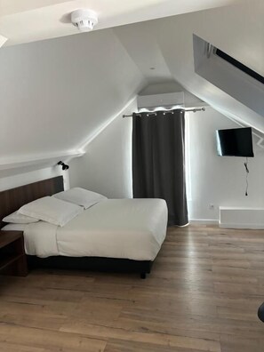 Escriptori, espai de treball apte per a portàtils i wifi gratuïta 