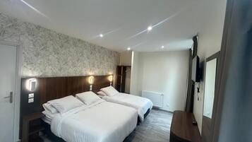 Quarto triplo família | Escrivaninha, espaço de trabalho para notebook, Wi-Fi de cortesia