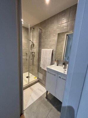 مكتب ومساحة عمل للكمبيوتر المحمول وواي فاي مجانًا