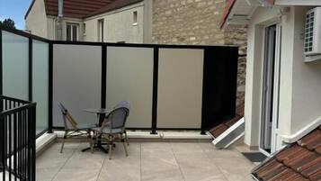 Deluxe tweepersoonskamer, terras | Ingang accommodatie